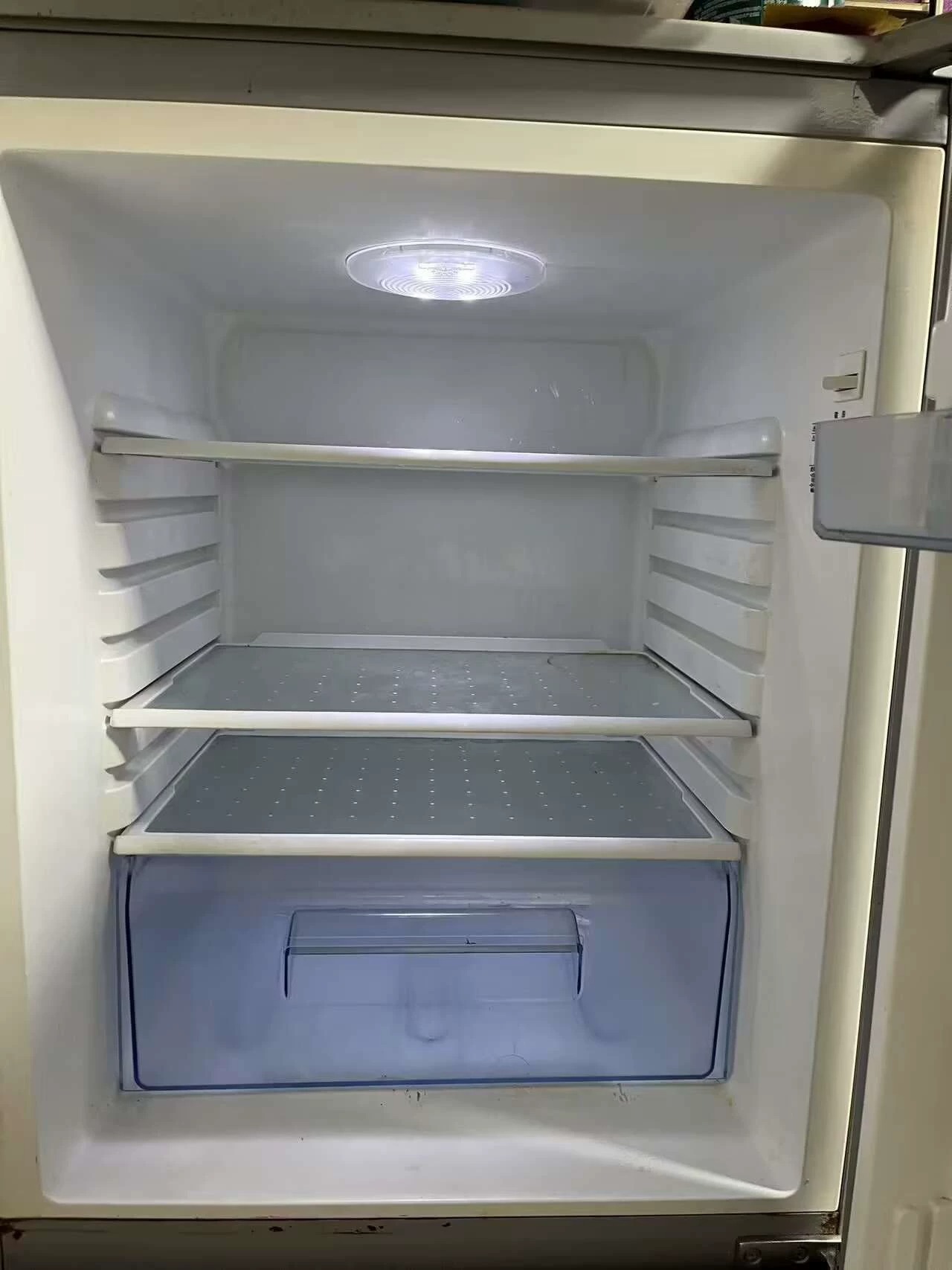 出个人闲置二手冰箱，功能齐全，三开门，两个门是冻柜，很干净，无损坏。仅自提。搬到家插上电就可以用了。记得是2000多买的。250出 家里另外买大冰箱了，所以这个